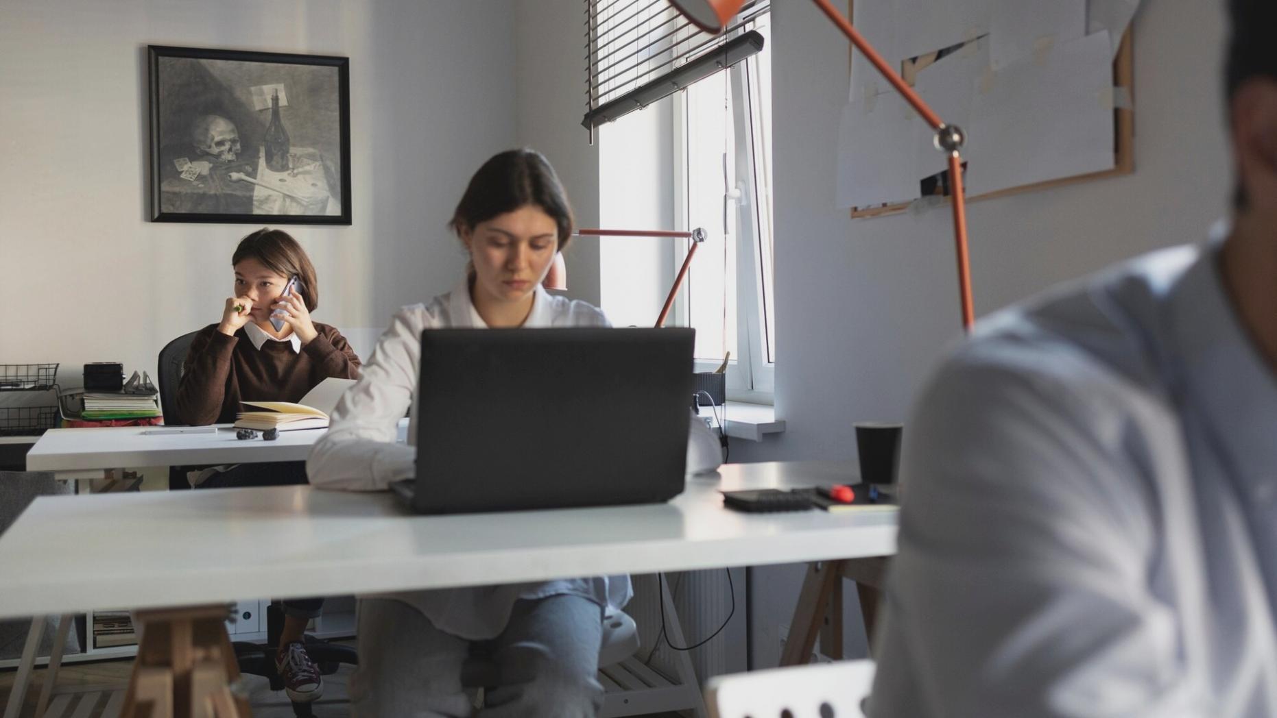 Professionelle Geschäftsbesprechung mit Finanzexperten und Unternehmern